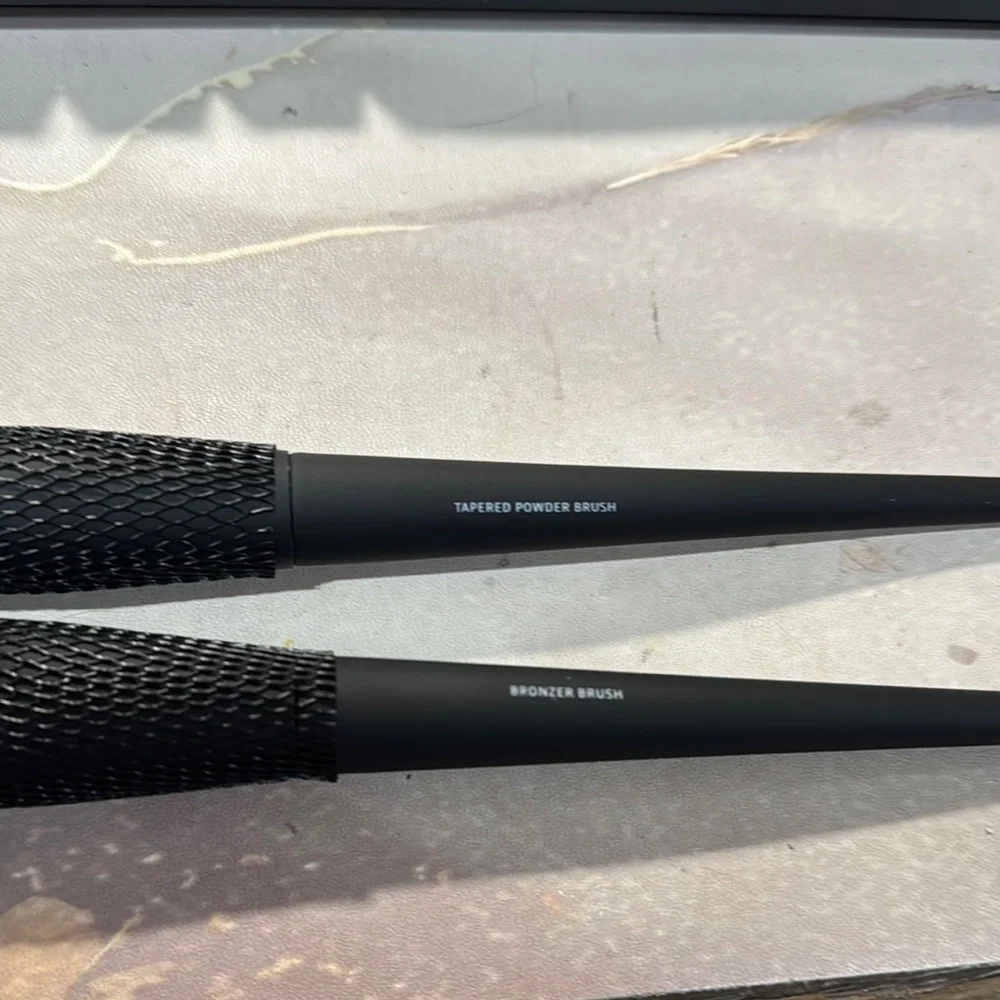 Lithe Black and White Makeup Brushes Set​